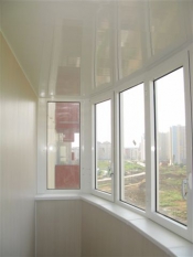 «Дворцовые Окна» оказывает услуги по остеклению балконов и лоджий